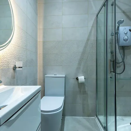 1 Bed Flat In Bradford, Perfect For Your *